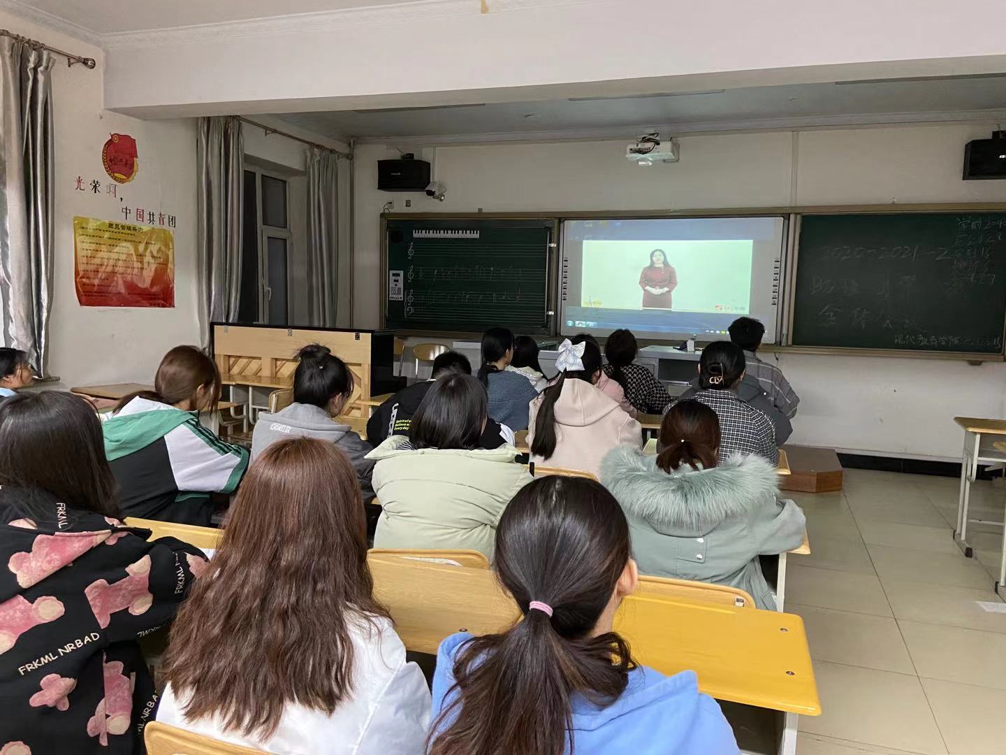 现代教育学院组织学生观看“学党史·筑信念”全省高校思政课开学第一课1.jpg