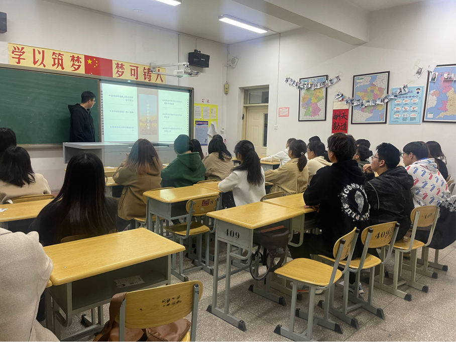 【校园文化】外国语学院2020级召开“与阳光相伴，与健康同行”主题班会照片1（2021.06.10）.png