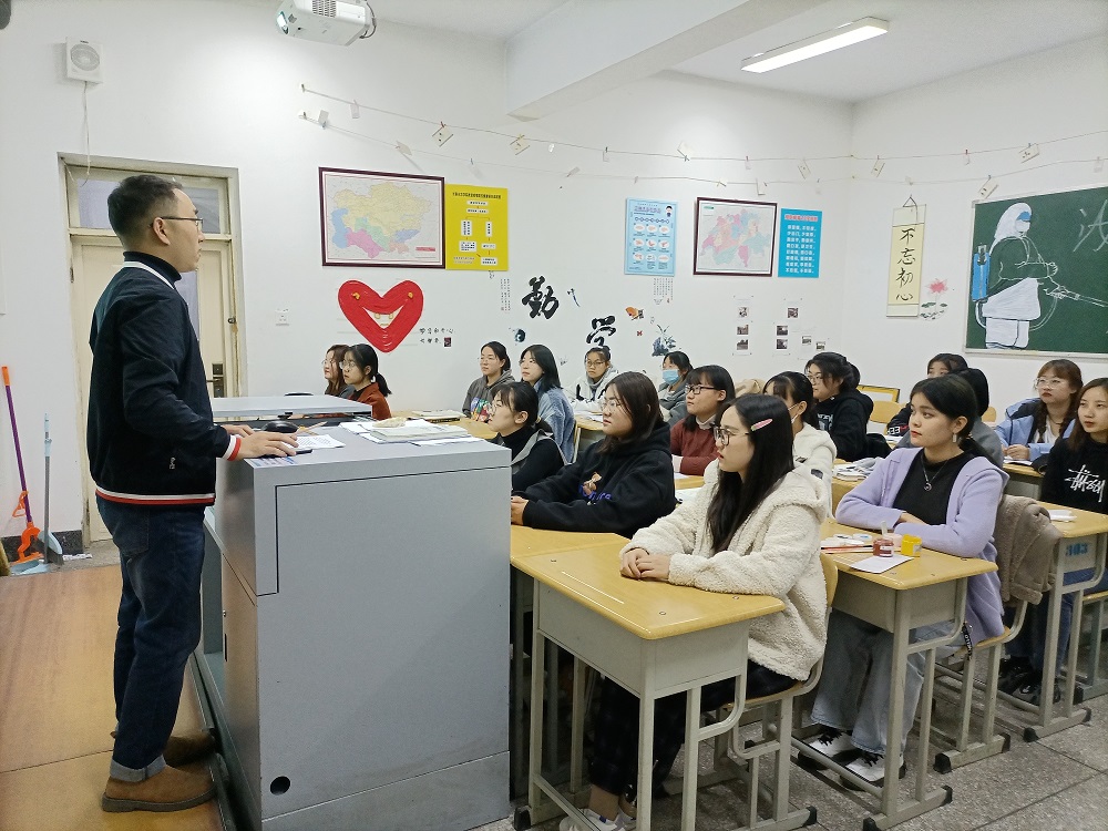 【学风建设】外国语学院2020级学生观看学习新生报告会视频照片1（2020.11.07）.jpg