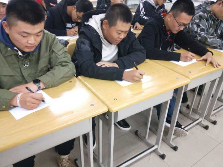 图3 同学们正在书写自己的青年梦想.jpg