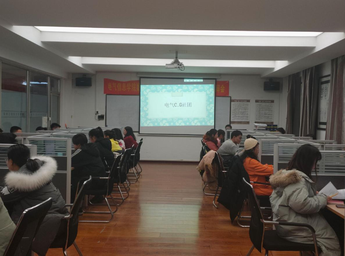 图3  学长耐心指导学生进行PS操作.png
