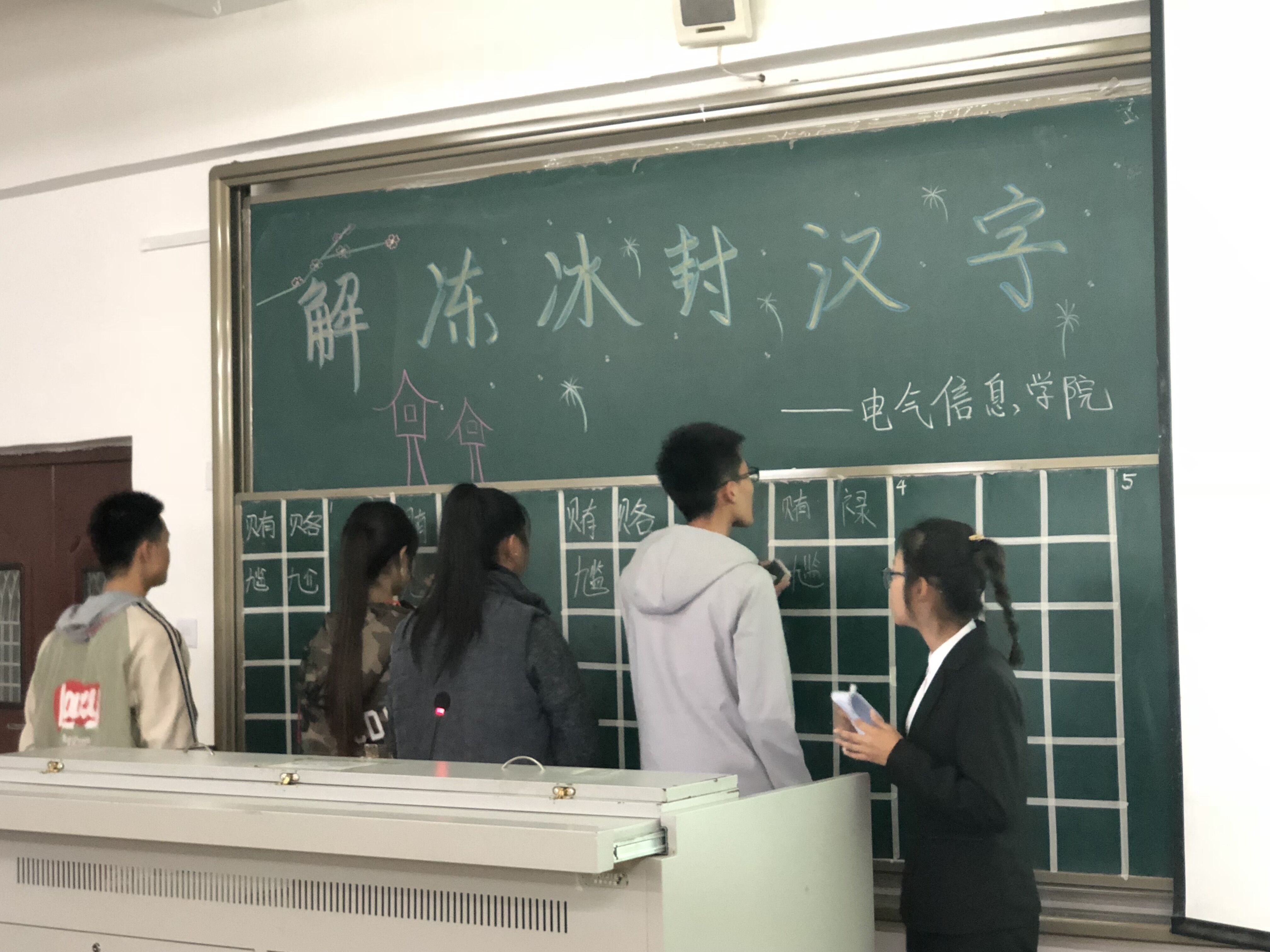 图3 同学们在认真思考答案.jpg