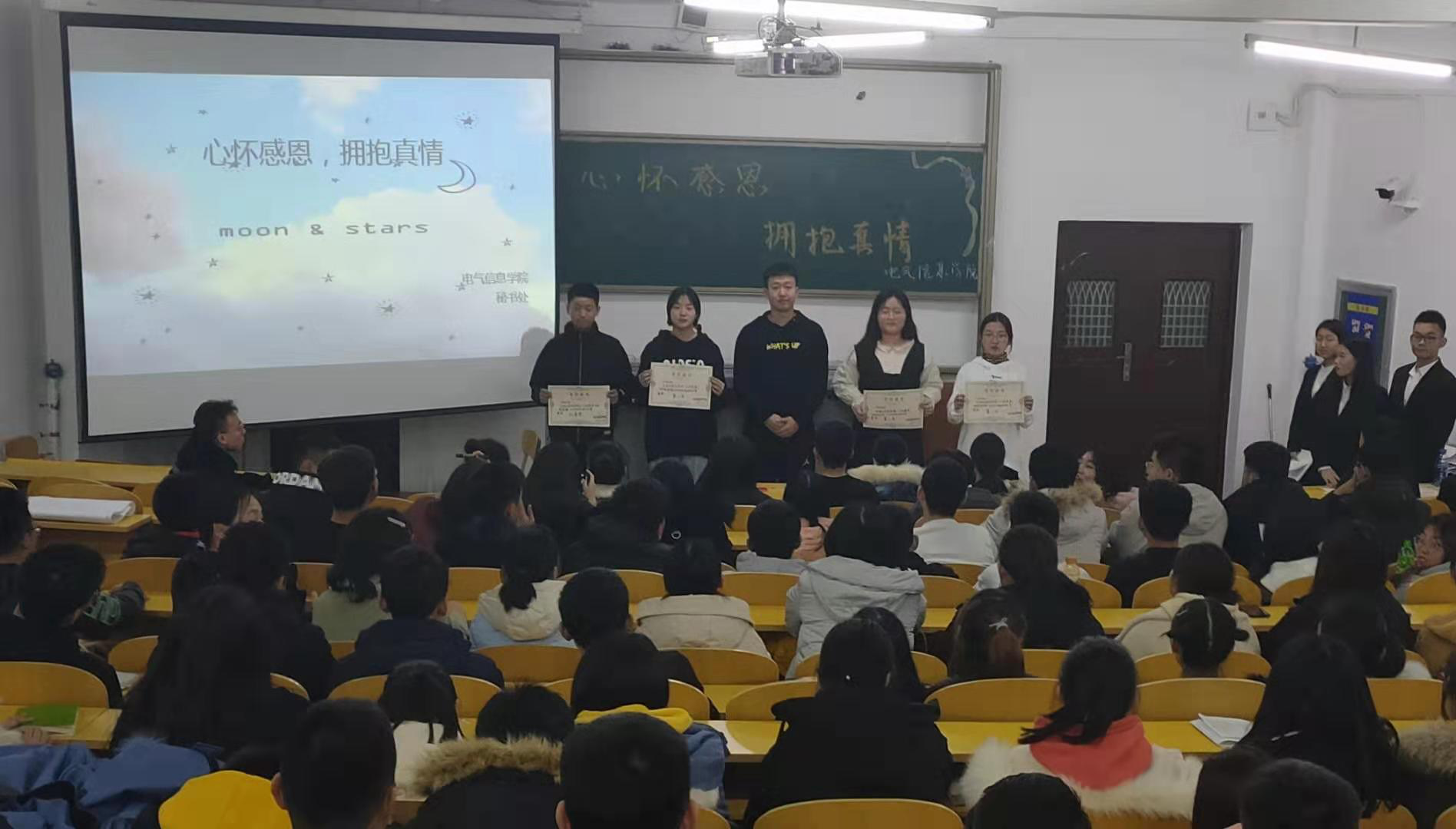 图2 学生会主席葛子源给获奖同学颁奖.png