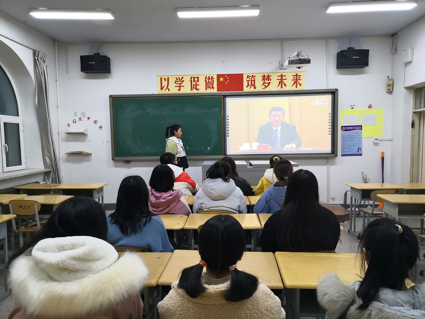 【思想引领】“紧跟习近平总书记脚步，奏响爱国乐章”系列活动（三）——“纪念革命烈士，学习抗美援朝精神”活动照片2（2020.11.09）.jpg