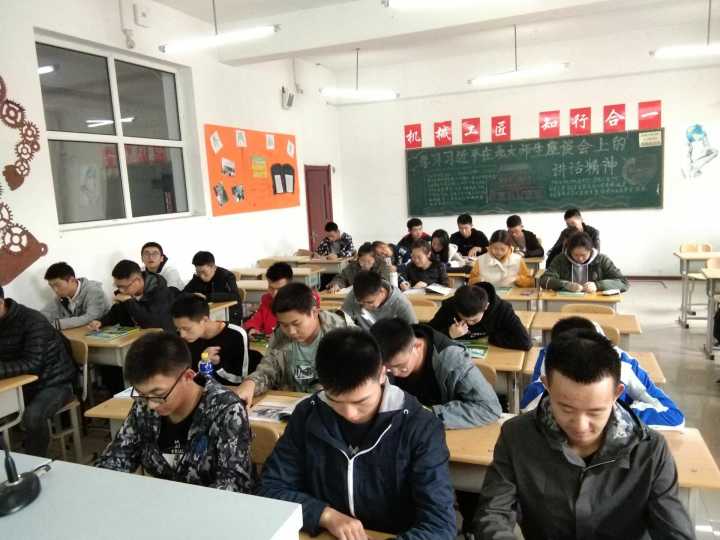 图2 同学们认真听有关学风建设的演讲.jpg